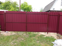Забор из профнастила двухсторонний бордовый с воротами