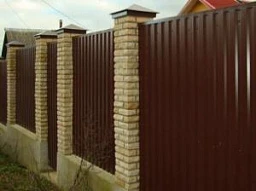 Металлический забор из профильного листа со столбами из облицовочного кирпича