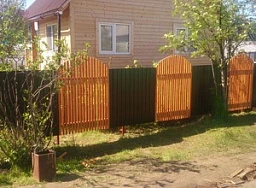 Комбинированный забор из евроштакетника с профнастилом для дачи в 8 соток