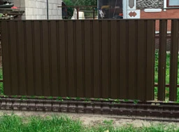 Комбинированный забор из штакетника на ленточном фундаменте для 8 соток